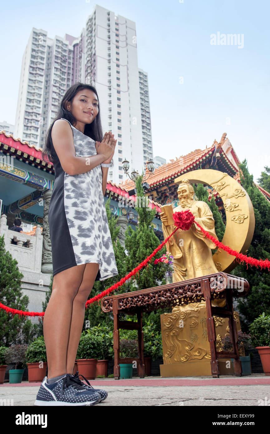 woman do pray at Wong Tai Sin monastery, God of Love – Pray to find suitable mate Stock Photo