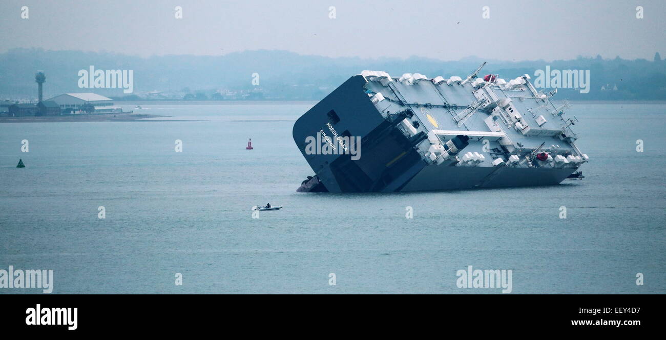 AJAXNETPHOTO. 4TH JANUARY, 2015. SOLENT, ENGLAND. - CAR TRANSPORTER WRECK - THE GERMAN OWNED HOEGH OSAKA LISTING HEAVILY AFTER IT RAN AGROUND ON THE BRAMBLE BANK AS IT WAS OUTBOUND FROM SOUTHAMPTON LATE ON 3RD JAN. PHOTO:STEVE FOULKES/AJAX REF:DSF150401 9488 Stock Photo