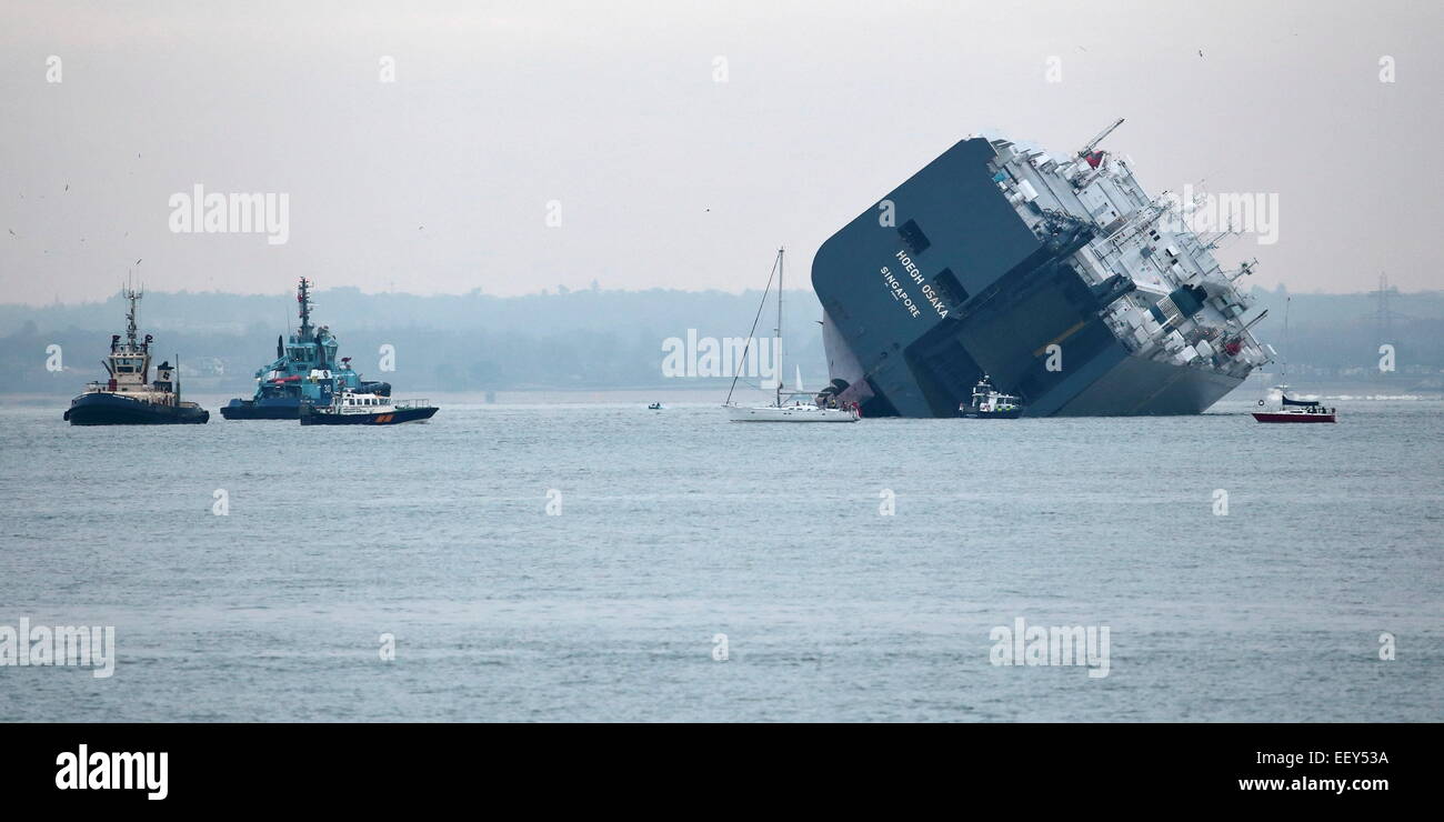AJAXNETPHOTO. 4TH JANUARY, 2015. SOLENT, ENGLAND. - CAR TRANSPORTER WRECK - THE GERMAN OWNED HOEGH OSAKA LISTING HEAVILY AFTER IT RAN AGROUND ON THE BRAMBLE BANK AS IT WAS OUTBOUND FROM SOUTHAMPTON LATE ON 3RD JAN. PHOTO:STEVE FOULKES/AJAX REF:DSF150401 9501 Stock Photo