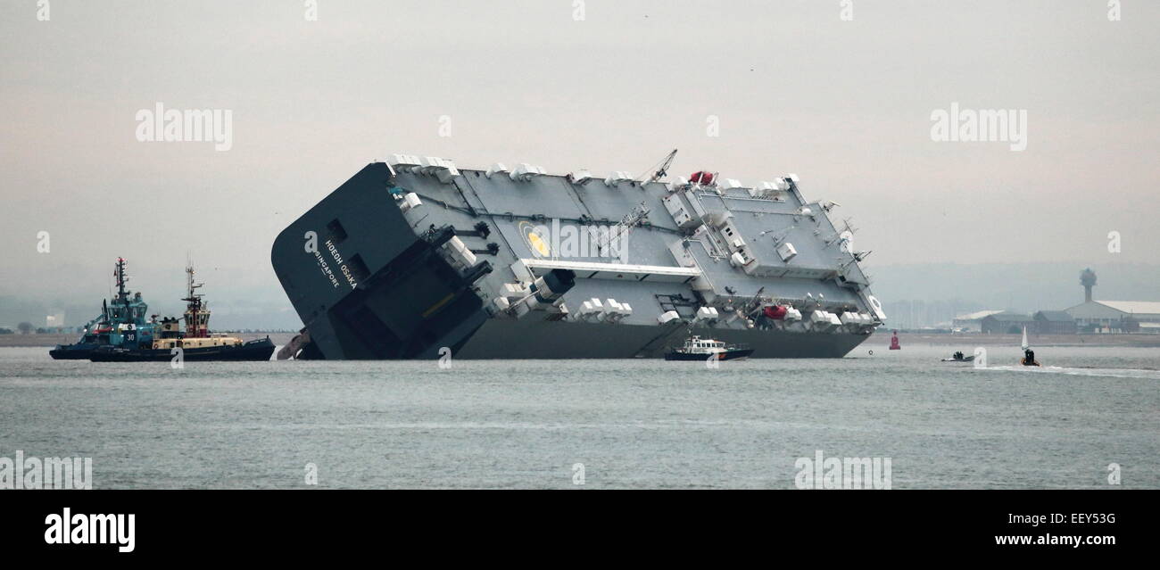 AJAXNETPHOTO. 4TH JANUARY, 2015. SOLENT, ENGLAND. - CAR TRANSPORTER WRECK - THE GERMAN OWNED HOEGH OSAKA LISTING HEAVILY AFTER IT RAN AGROUND ON THE BRAMBLE BANK AS IT WAS OUTBOUND FROM SOUTHAMPTON LATE ON 3RD JAN. PHOTO:STEVE FOULKES/AJAX REF:DSF150401 9524 Stock Photo