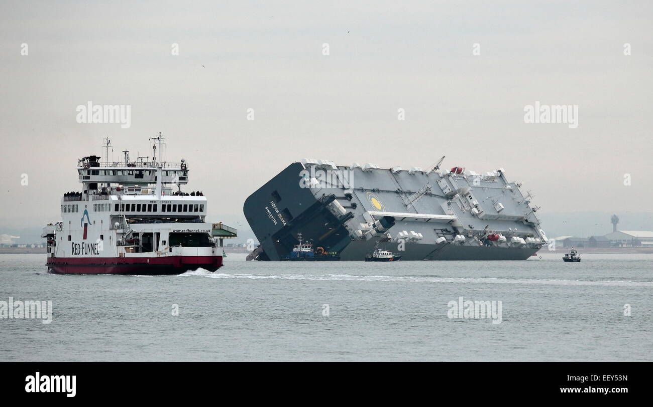 AJAXNETPHOTO. 4TH JANUARY, 2015. SOLENT, ENGLAND. - CAR TRANSPORTER WRECK - THE GERMAN OWNED HOEGH OSAKA LISTING HEAVILY AFTER IT RAN AGROUND ON THE BRAMBLE BANK AS IT WAS OUTBOUND FROM SOUTHAMPTON LATE ON 3RD JAN. PHOTO:STEVE FOULKES/AJAX REF:DSF150401 9531 Stock Photo