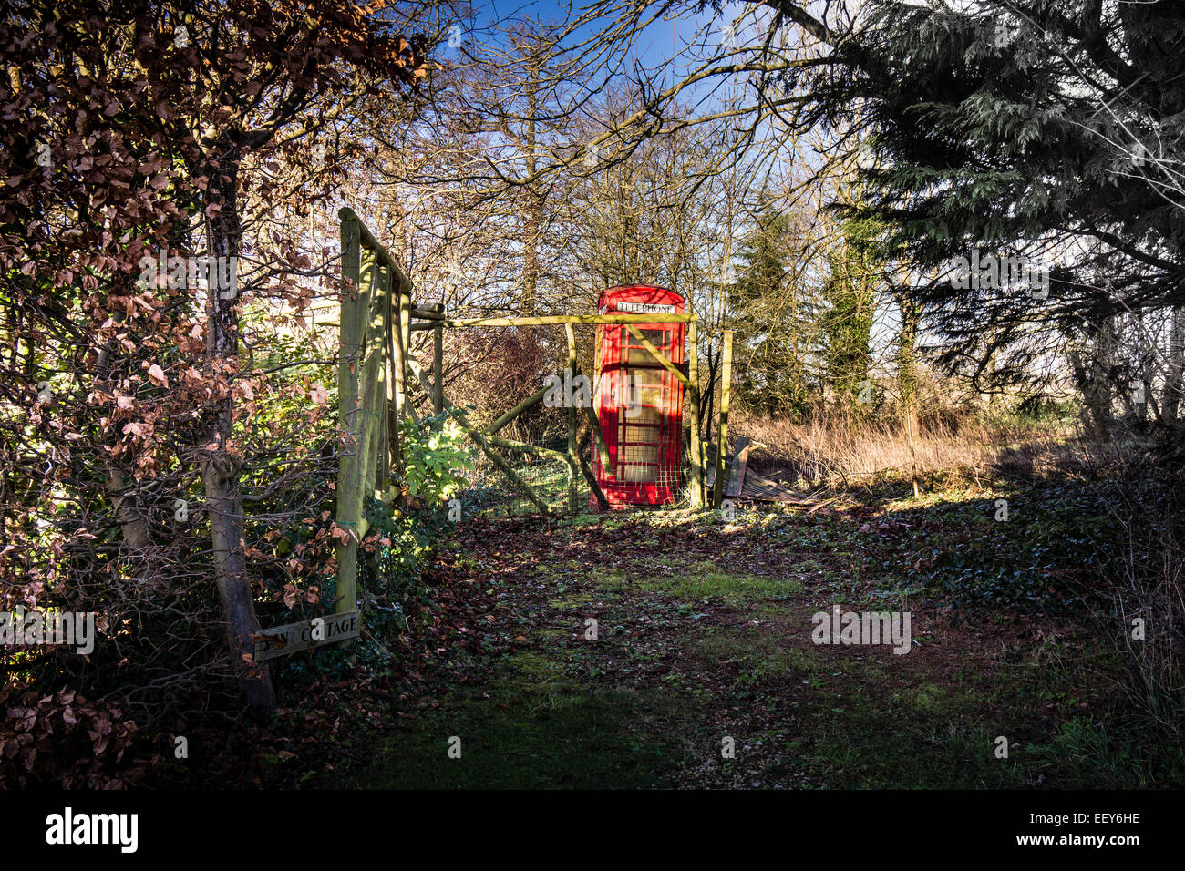 PHONEBOX IN GARDEN,TELEPHONE BOX, ABANDONED, COUNTRY GARDEN,WINTERS DAY, ENGLAND WARWICKSHIRE VILLAGE Stock Photo