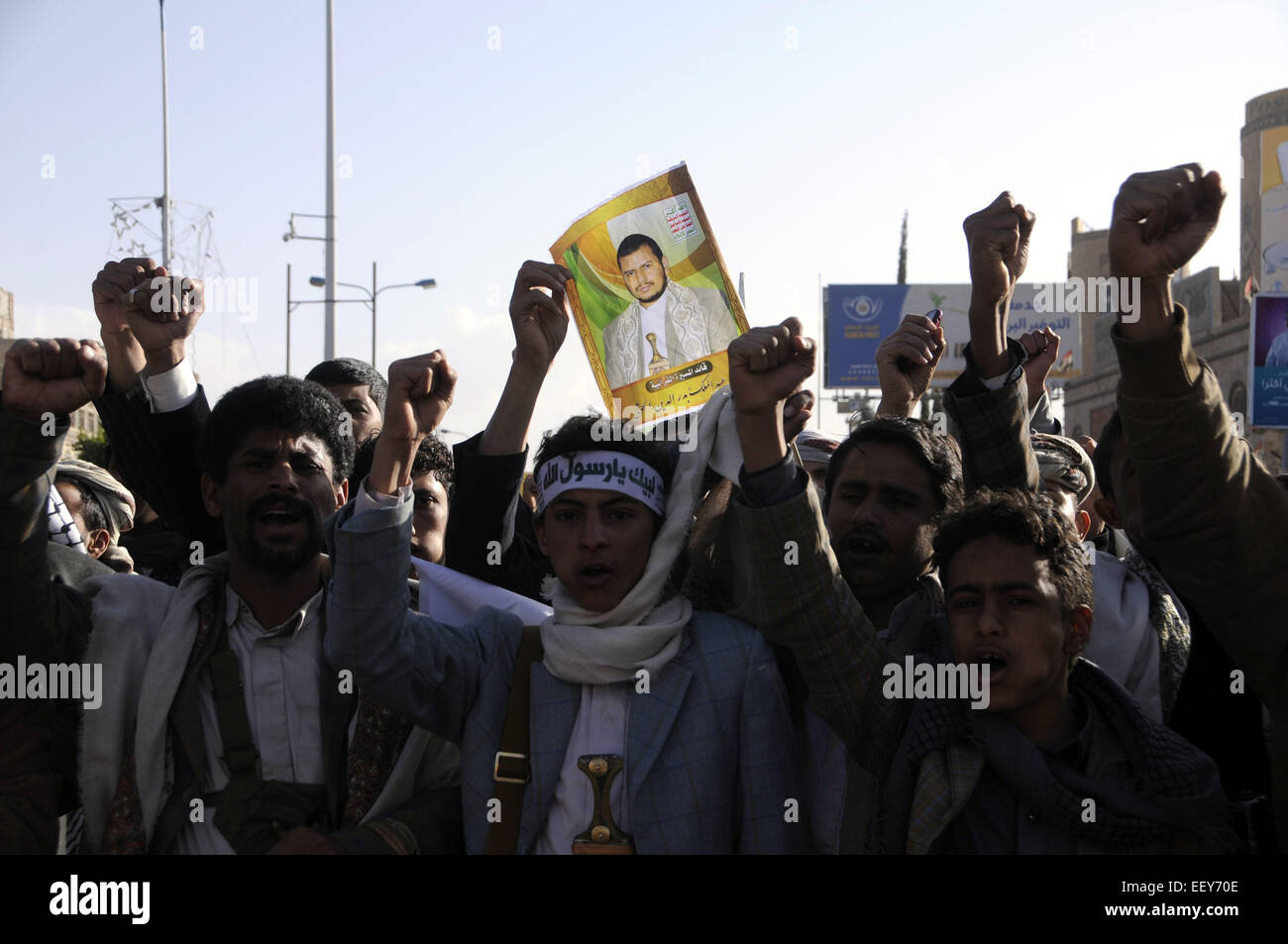 Sanaa, Yemen. 23rd Jan, 2015. Followers of the Shiite Houthi group shout slogans during a demonstration in Sanaa, Yemen, on Jan. 23, 2015. Yemeni President Abd-Rabbu Mansour Hadi on Thursday night submitted his resignation to the parliament amid standoff with the Shiite Houthi group who control the capital. © Hani Ali/Xinhua/Alamy Live News Stock Photo