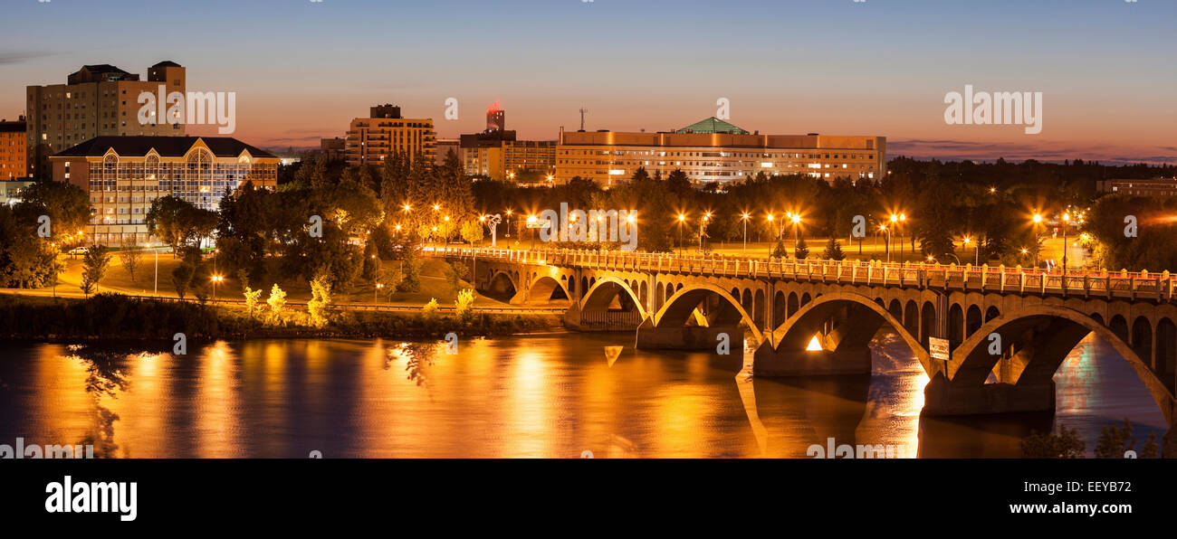 Canada, Saskatchewan, Saskatoon, University Bridge on South Saskatchewan River at dusk Stock Photo