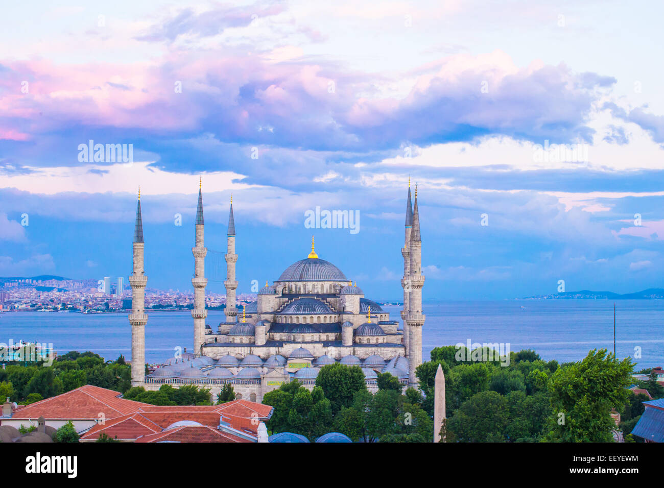 Blue Mosque at sunset in Istanbul, Turkey, Sultanahmet district Stock ...