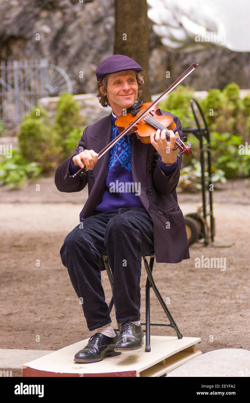 Sound box hires stock photography and images Alamy