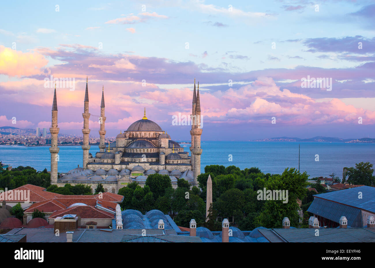 Blue Mosque at sunset in Istanbul, Turkey, Sultanahmet district Stock ...