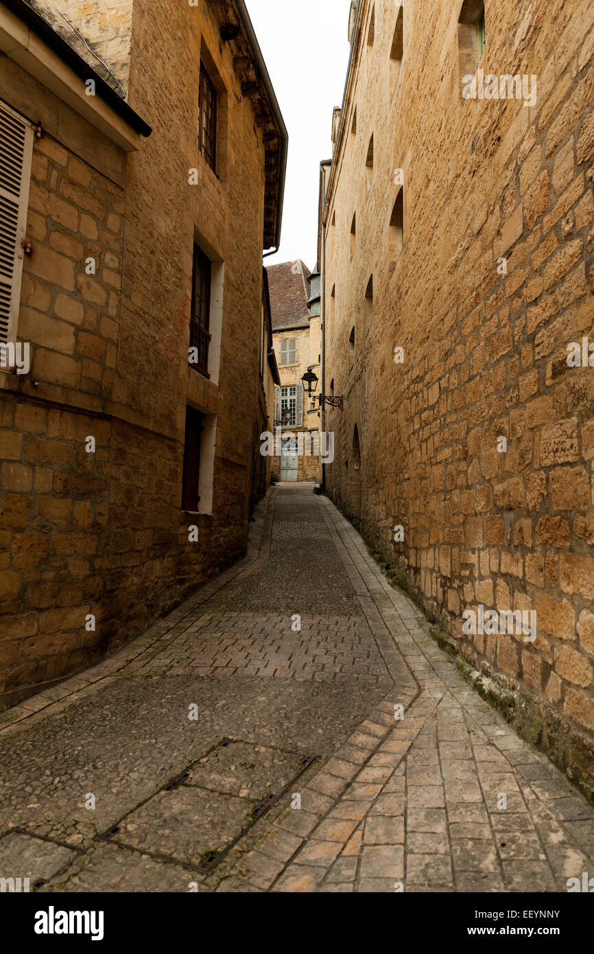 10 Charming French Countryside Towns to Visit - Naïra