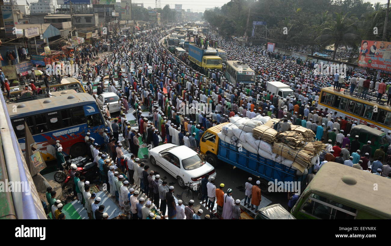 Beijing, Bangladesh. 16th Jan, 2015. Muslim devotees flock to the bank of Turag River on the first day of the second phase of the Muslim congregation, known as Biswa Ijtema, on the outskirts of Dhaka, Bangladesh, Jan. 16, 2015. © Abedin/Xinhua/Alamy Live News Stock Photo