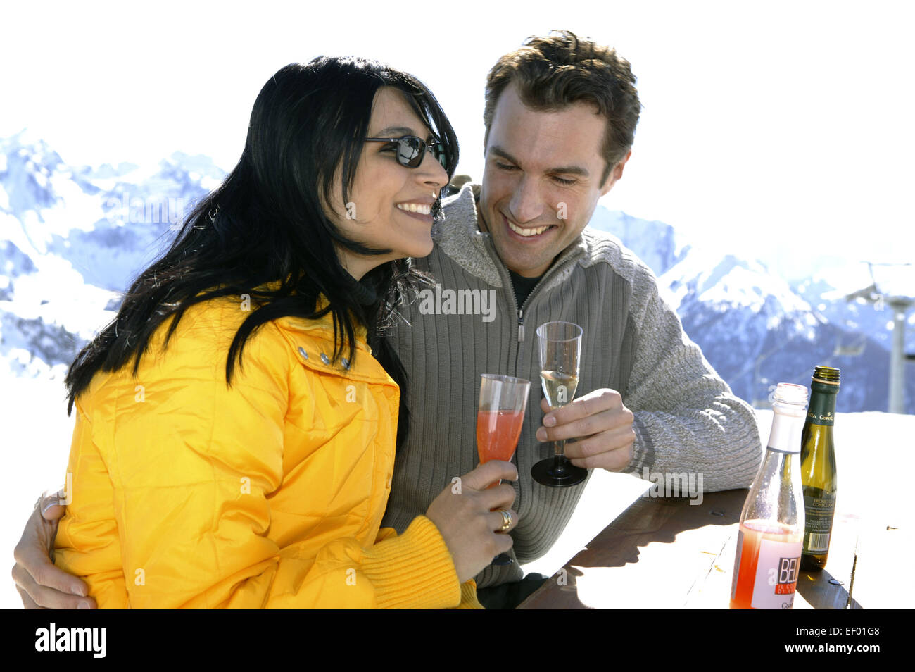 Apres Ski Skihuette Berge Mann Frau Paar Verliebt Skibar Liebe