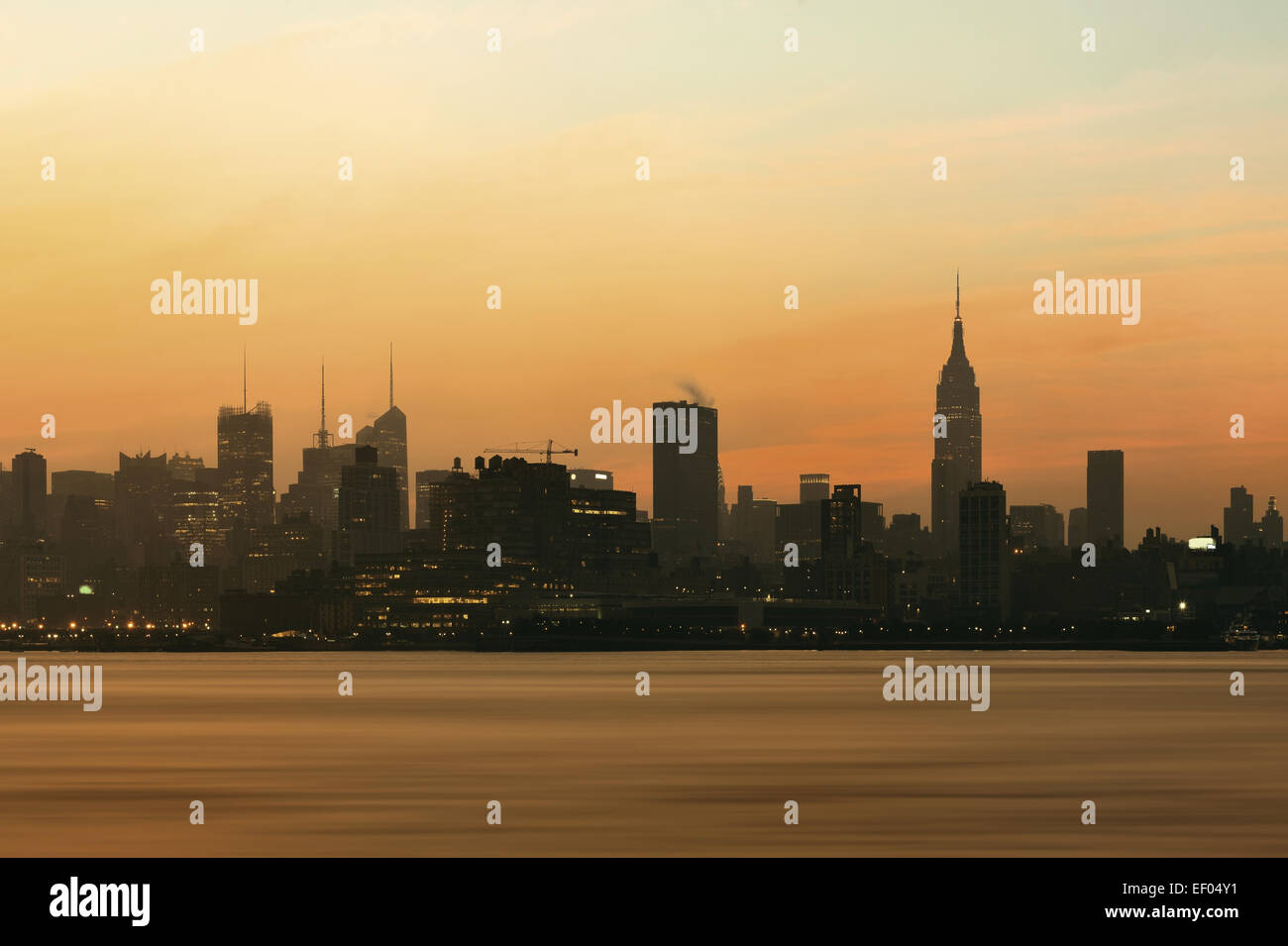 Nyc skyline silhouette hi-res stock photography and images - Alamy