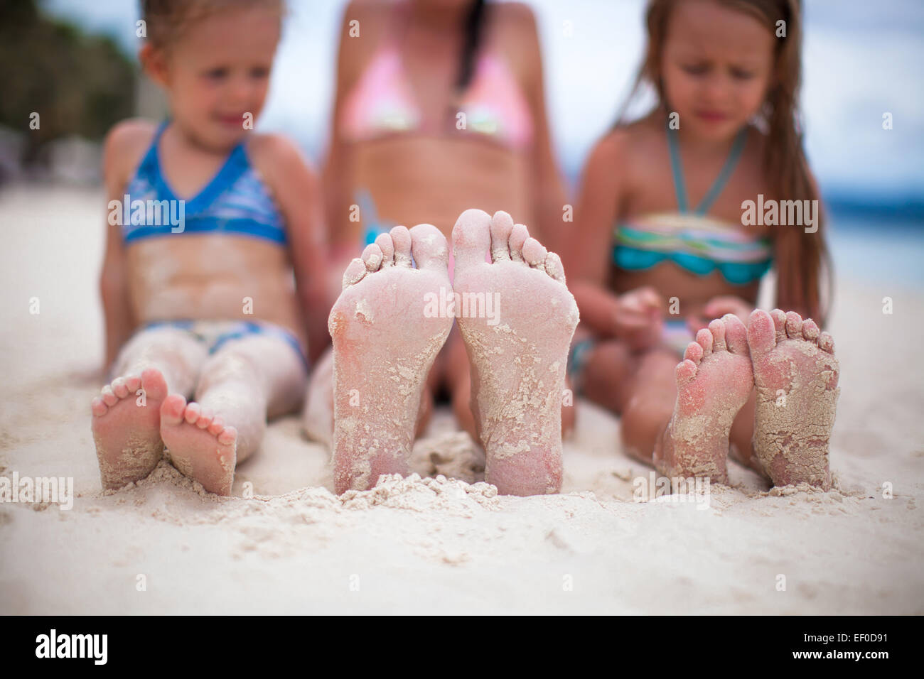 Мама и дочь ноги. Ножки ребёнка на пляже. Ноги мамы и Дочки. Детские стопы на пляже. Детский ноги на пляже.