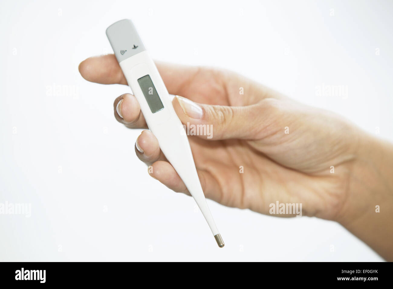 Frau Fieber Hand Fieberthermometer Krankheit Thermometer Temperatur Erkaeltung Grippe Fiebrig Close up (Modellfreigabe) Stock Photo