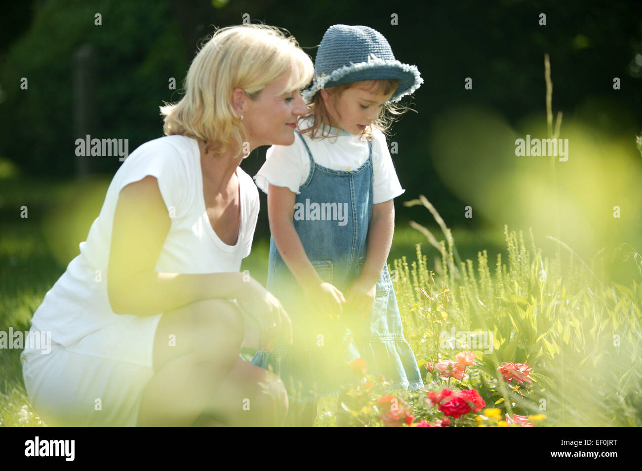 Tochter nackt garten mutter und im Mutter