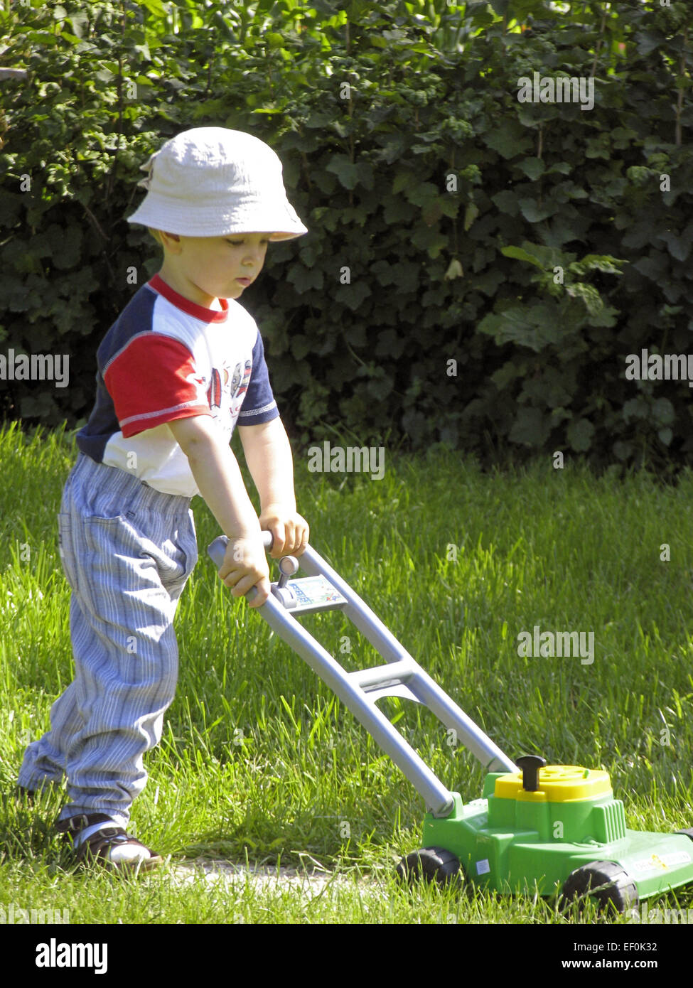 Garten Junge Rasenmaeher Kind Kindheit Kinderrasenmaeher Spielzeug