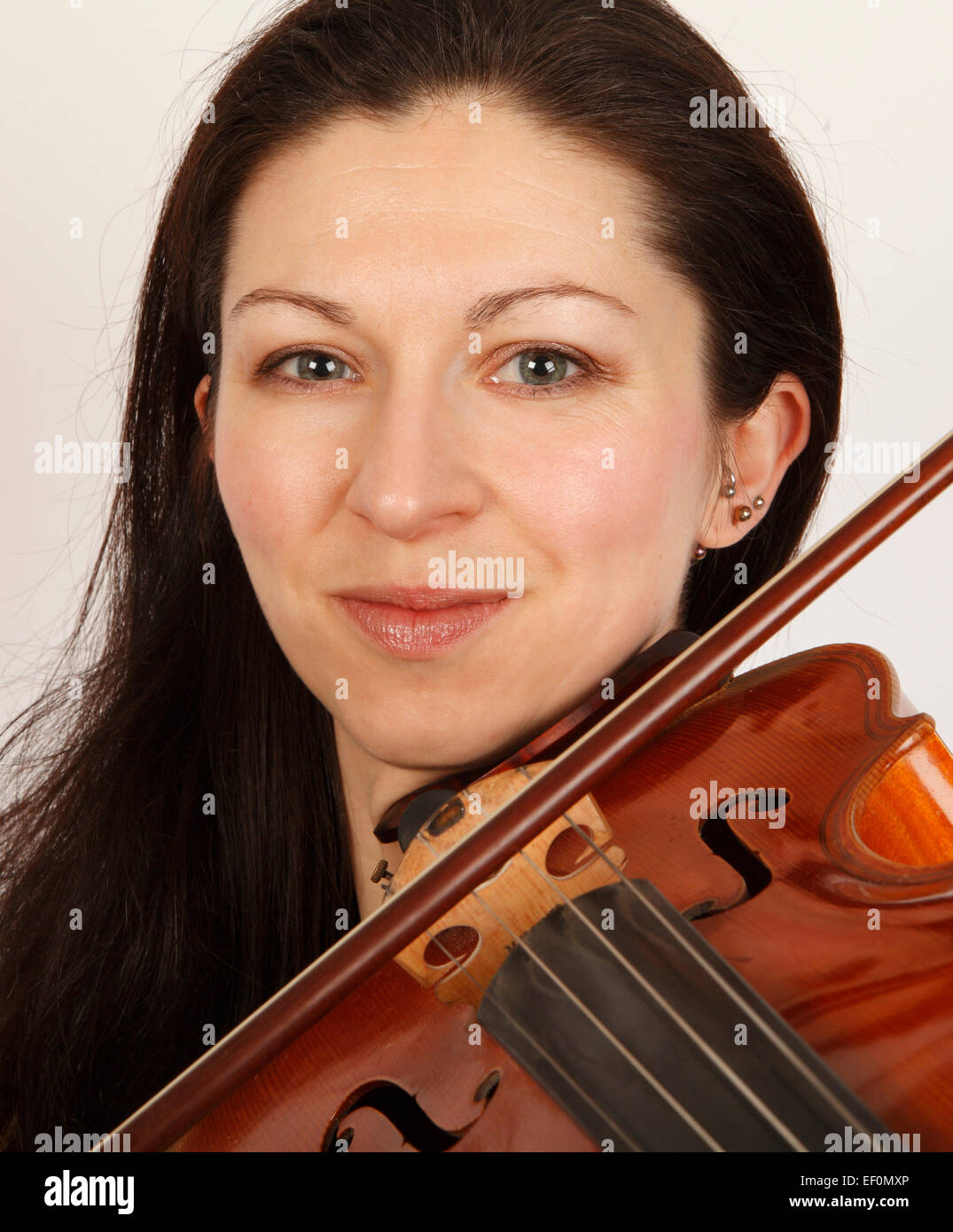Viola player, playing her musical instrument Stock Photo - Alamy