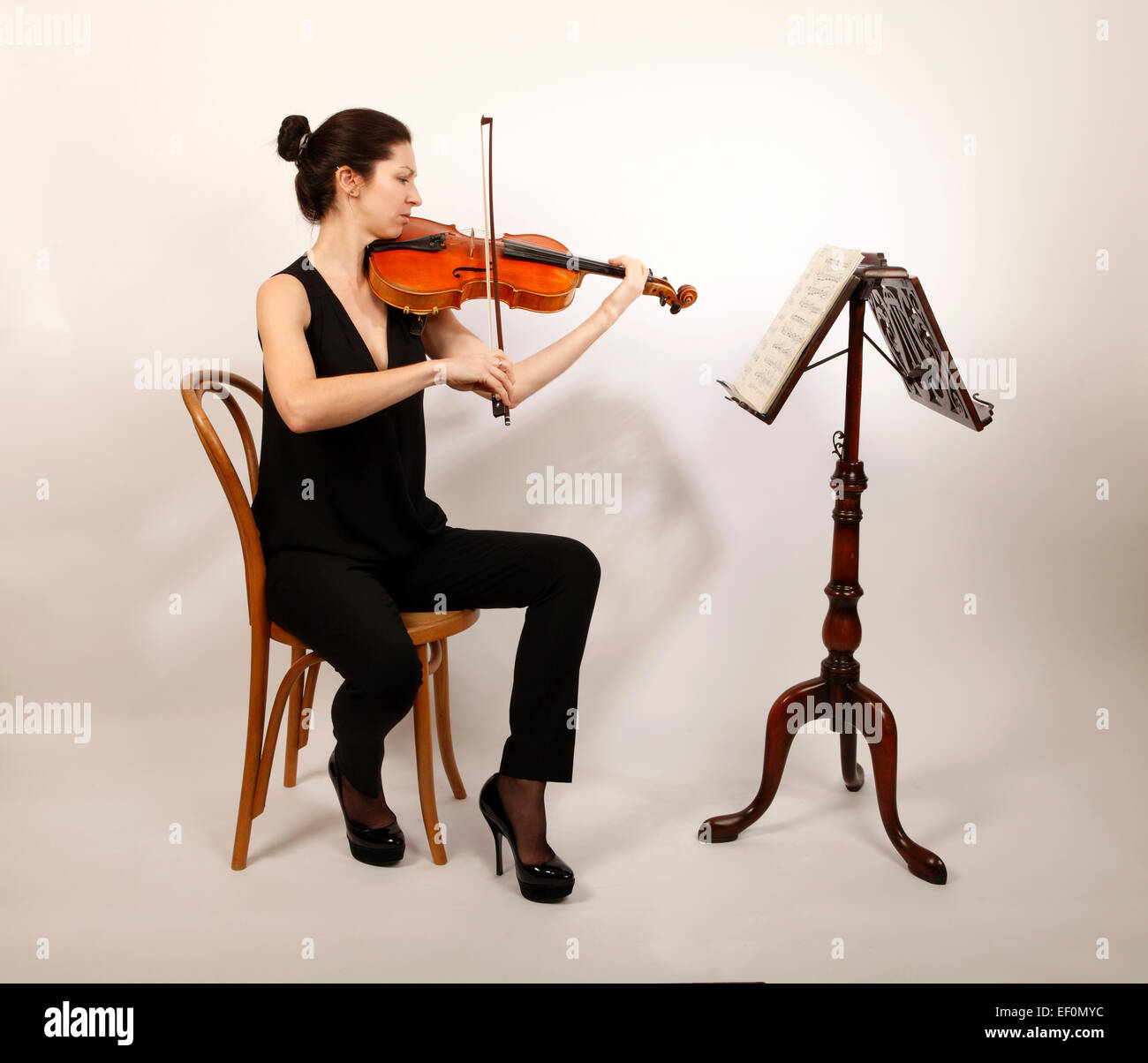 Viola player, playing her musical instrument Stock Photo Alamy