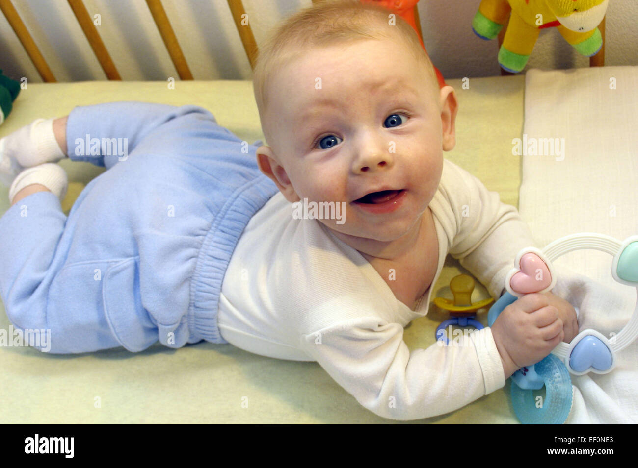 Kleinkind Baby Liegen Froehlich Bett Kinderbett Kind Kindheit