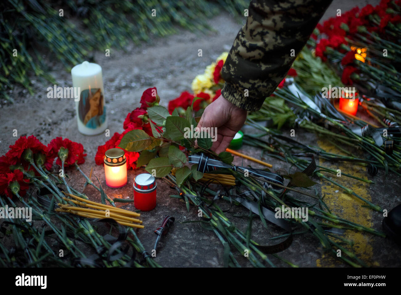 Траур по погибшим картинки. Свеча памяти погибшим на Украине. Фон для погибших на Украине.