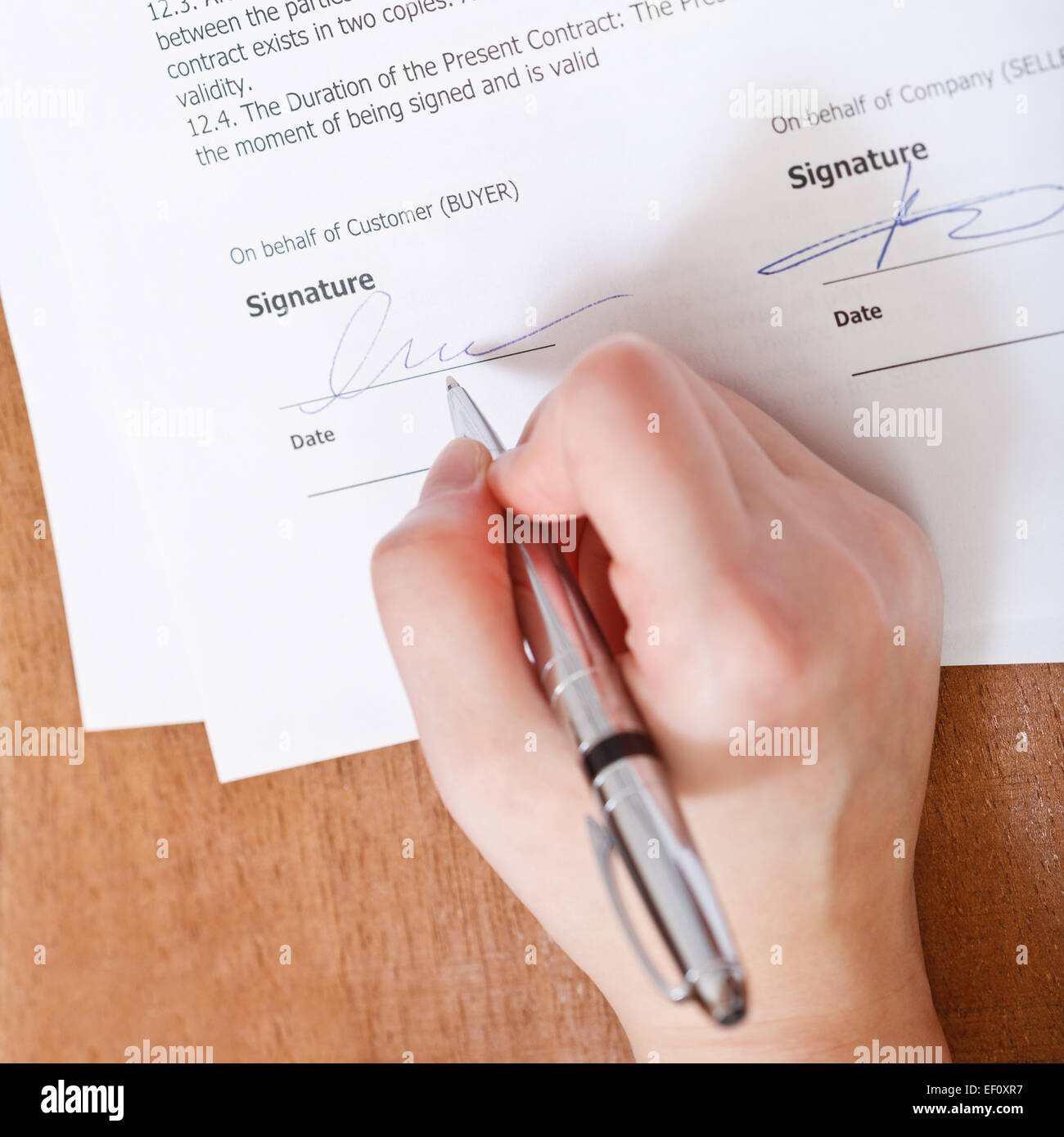 Клиент подписывается. Подпись договора. Договор с ручкой. Чел ставит подпись. Подпись заказчика.