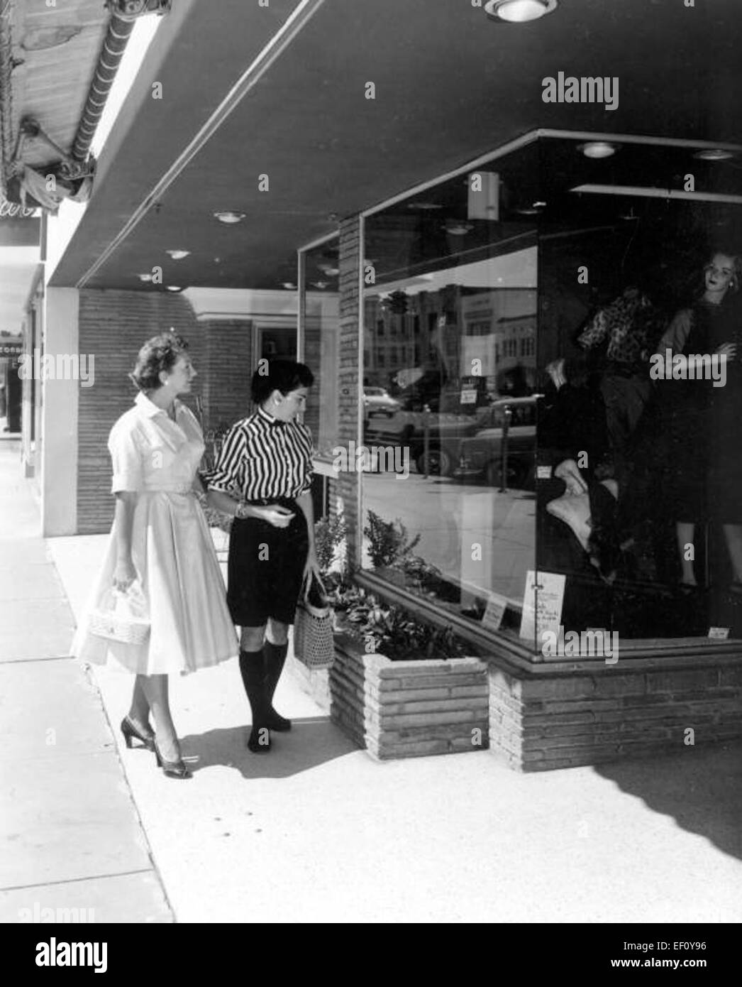 Window shopping in Hollywood, Florida Stock Photo Alamy