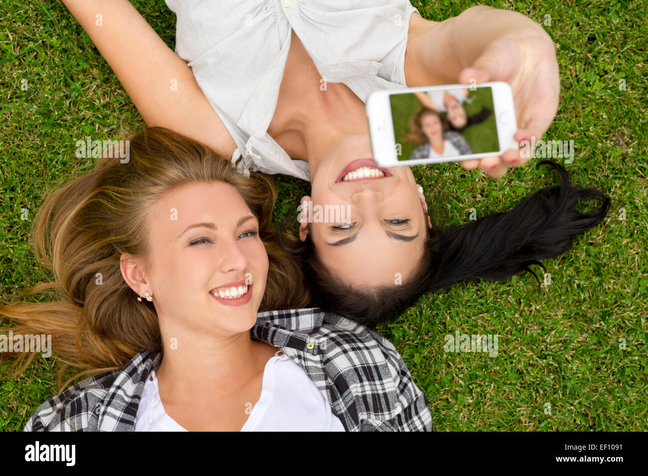 Девушки делают друг. Подружки лежат на траве. Встреча друзей на природе картинки. Селфи на траве. Идеи для фото лежа с подругой.