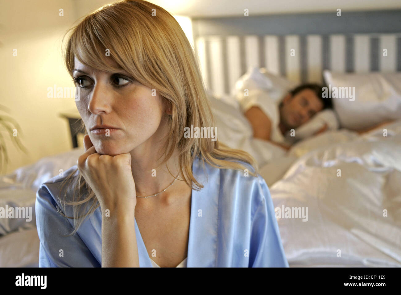 Bett Paar Streit Abwenden Disharmonie Partnerschaft Beziehung Ehestreit Ehekrise Beziehungskrise Frau Ruecken Zudrehen Konflikt Stock Photo