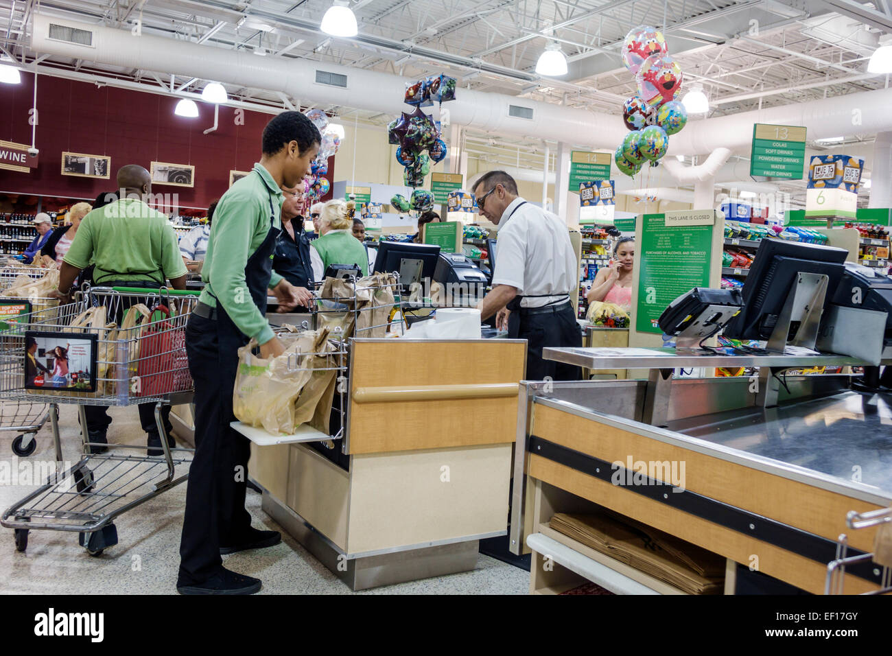 Hollywood Florida,Publix,grocery store,supermarket,sale,food,check out line,queue,employee worker workers working staff,cashier,bagger,working,job,FL1 Stock Photo