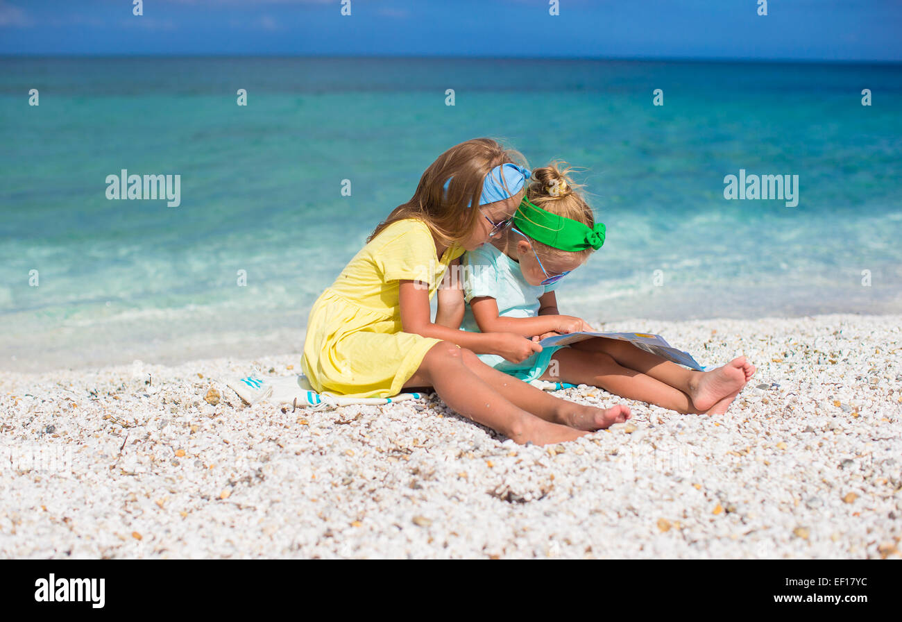 Сестренка отдыхает. Малая сестренка на пляже. Маленькие сестрички на пляже. Мелкая сестра на пляже. Сестрички на пляже девочки.