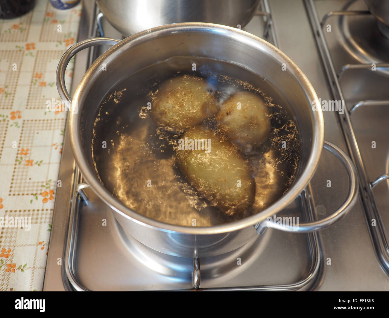 Картошку кидать в кипящую воду. Кастрюля с картошкой на плите. Картошка в кастрюле. Картошка в сотейнике на плите. Картофель варящийся на плите.