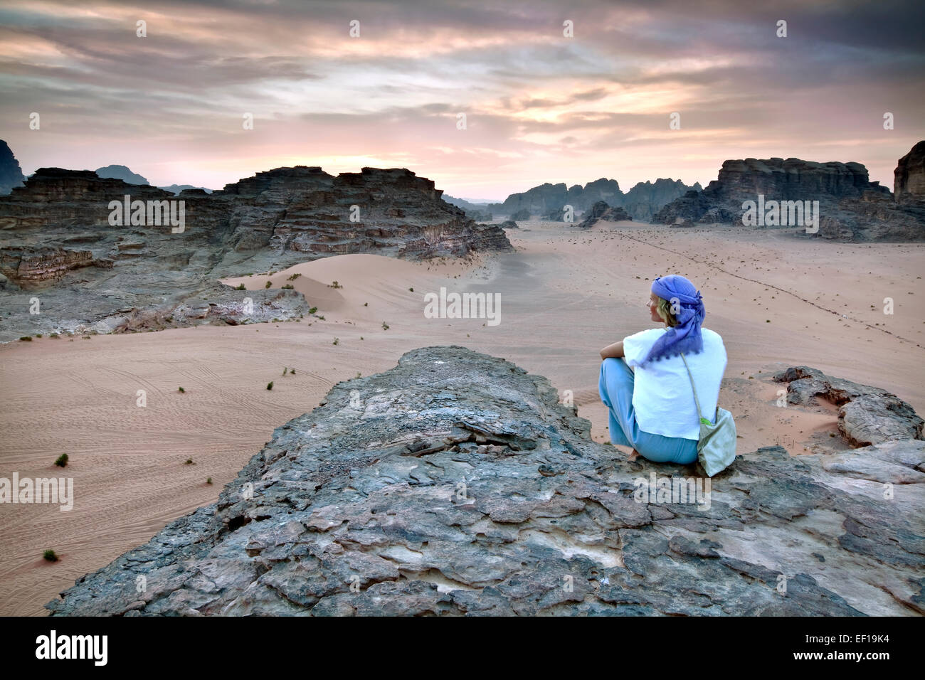 Girl overlooking Wadi Rum in Jordan Stock Photo
