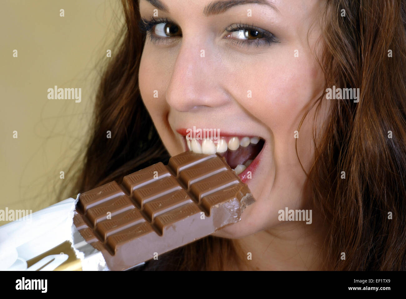 Maedchen Junge Frau Isst Eine Grosse Tafel Schokolade Frei F R