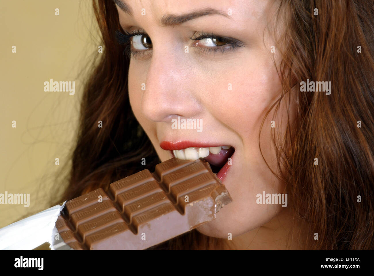 Maedchen Junge Frau Isst Eine Grosse Tafel Schokolade Frei F R