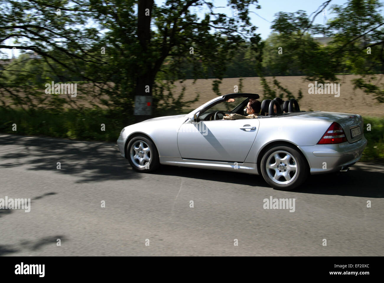 Zwei Junge Frauen Unterwegs In Einem Offenen Mercedes Slk Cabrio Stock Photo Alamy
