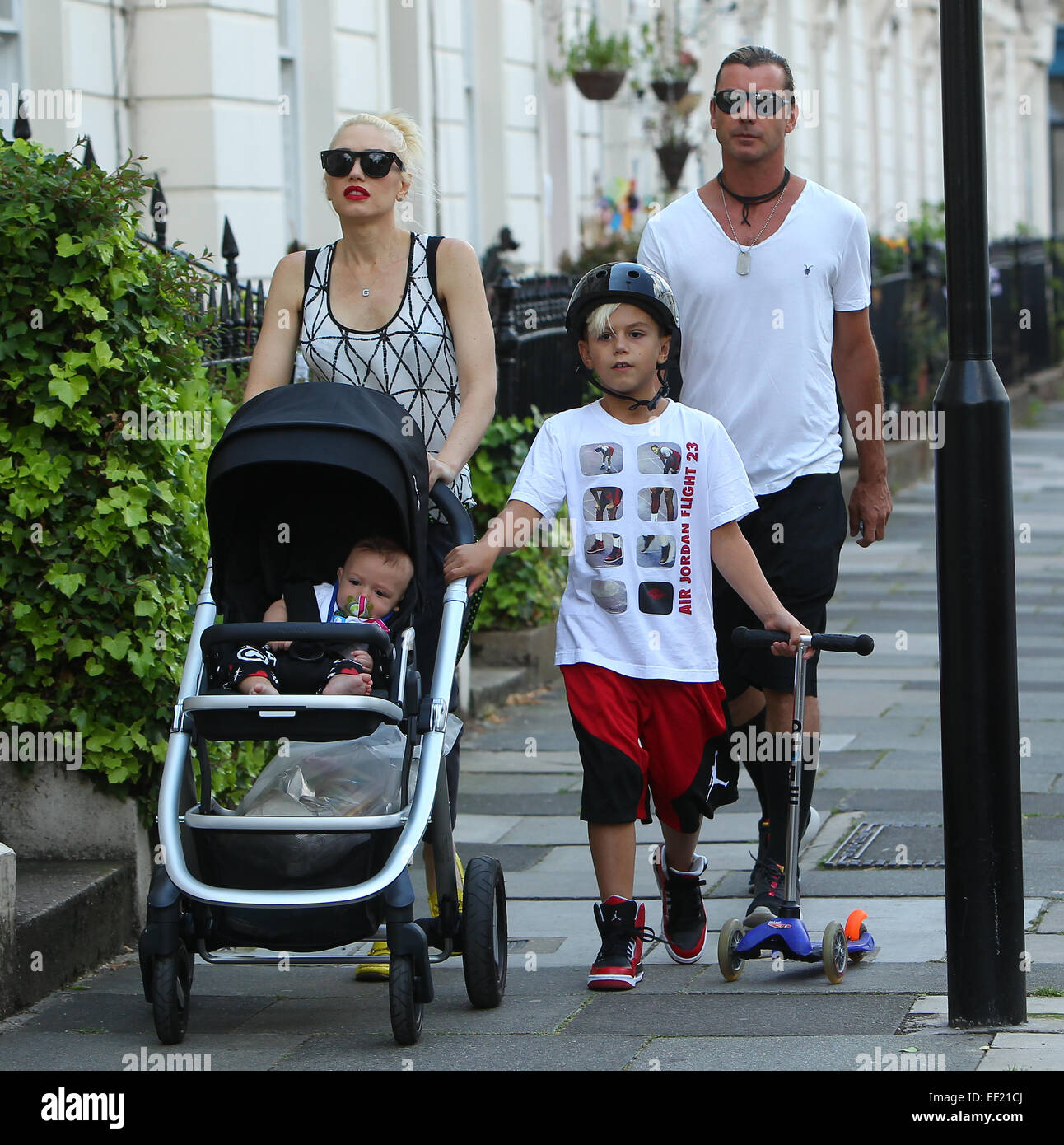 Gwen Stefani and Gavin Rossdale out with their children in North London  Featuring: Gwen Stefani,Gavin Rossdale,Kingston Rossdale,Apollo Rossdale  Where: London, United Kingdom When: 23 Jul 2014 Stock Photo - Alamy