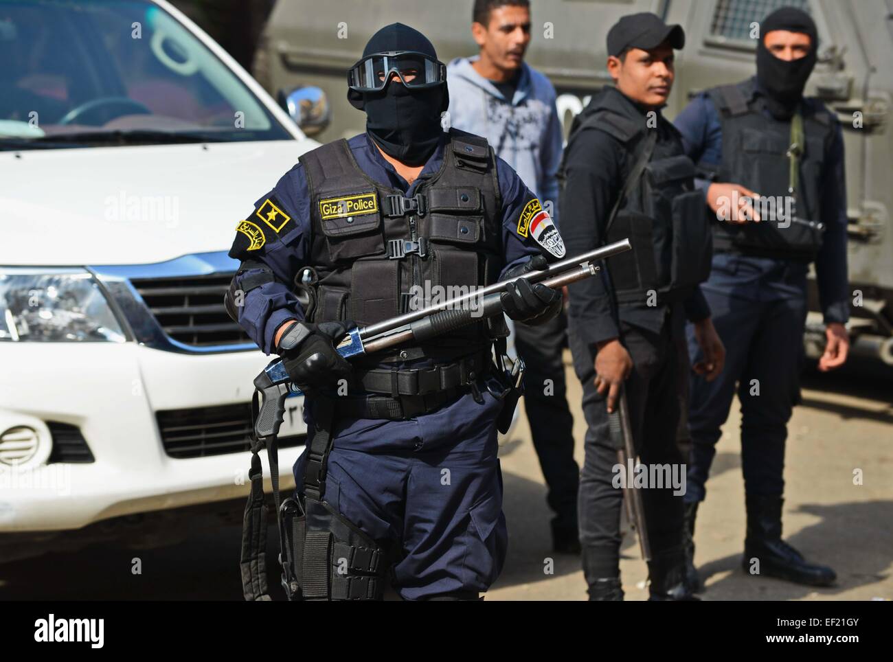 Cairo, Egypt. 25th Jan, 2015. Egyptian security forces stand guard at  Faisal street in Cairo January 25, 2015. A bomb wounded two Egyptian  policemen in Cairo on Sunday and security forces moved