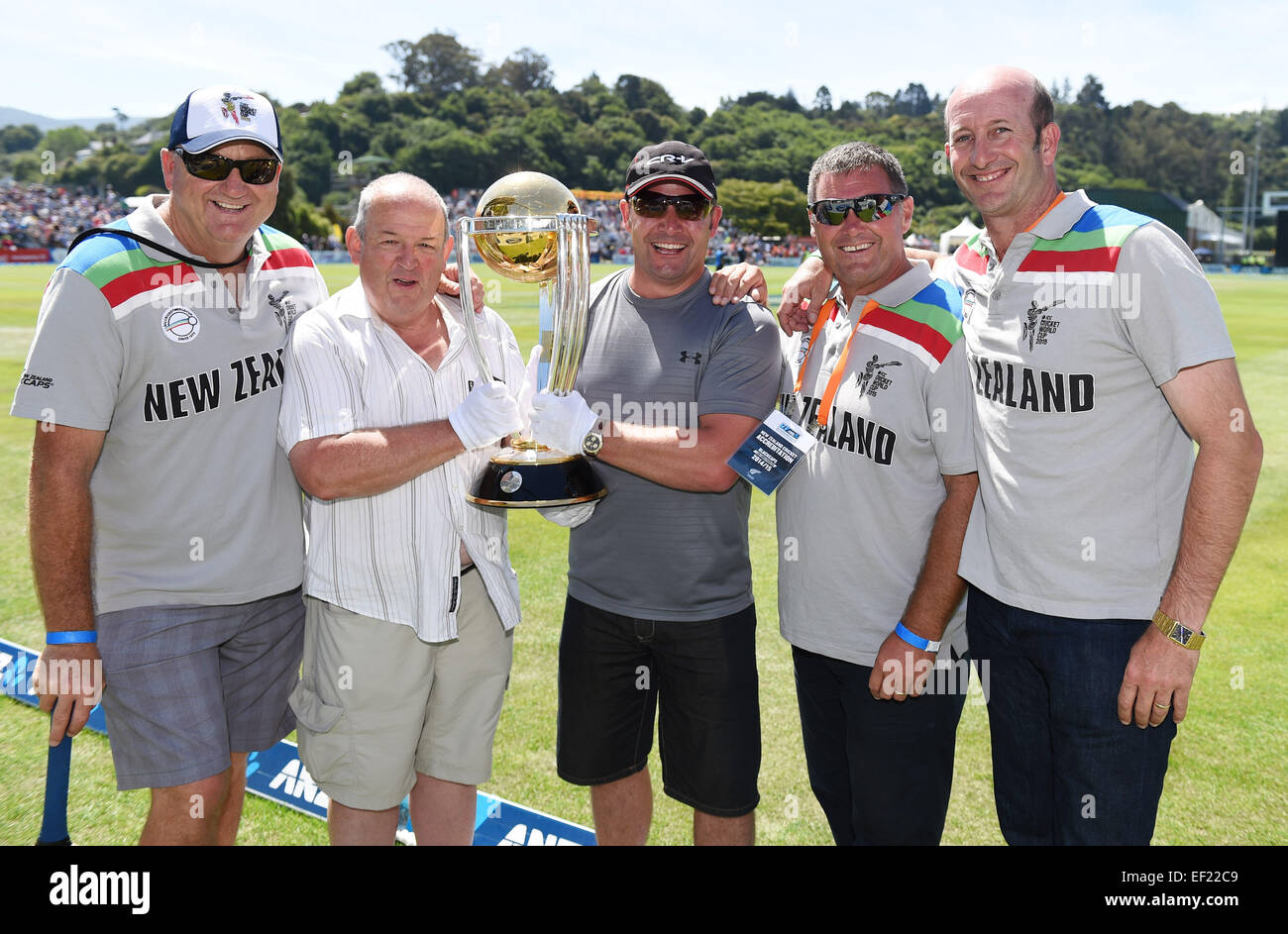 25.01.2015. Dundedin, New Zealand.  Mark Greatbatch, Rod Latham and Chris Harris with the Cricket World Cup Trophy. ANZ One Day International Cricket Series. Match 6 between New Zealand Black Caps and Sri Lanka at University Oval in Dunedin. New Zealand. Sunday 25 January 2015. Stock Photo