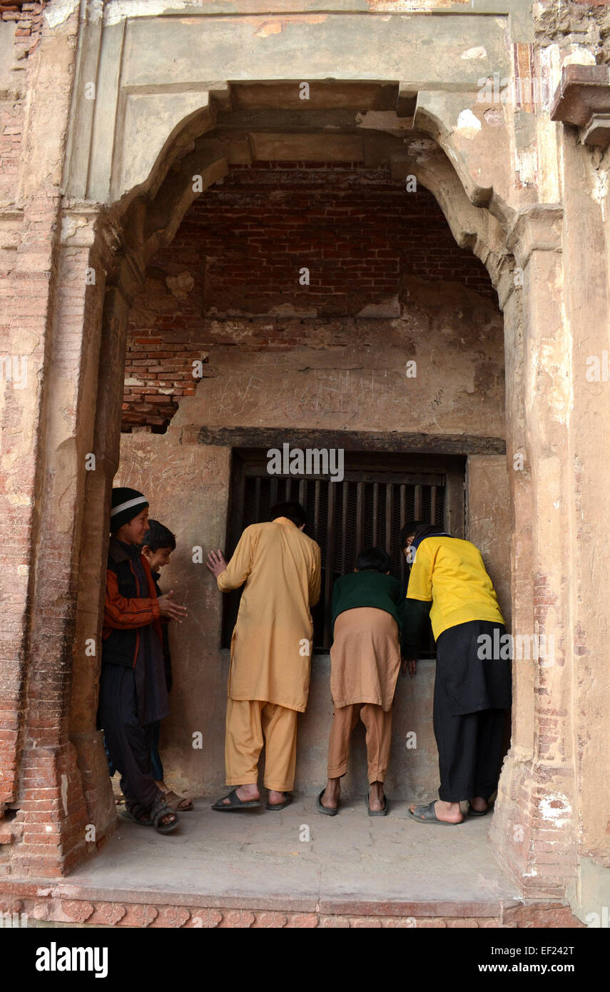 Lahore. 24th Jan, 2015. Tourists visit Lahore Fort or Shahi Qila (in