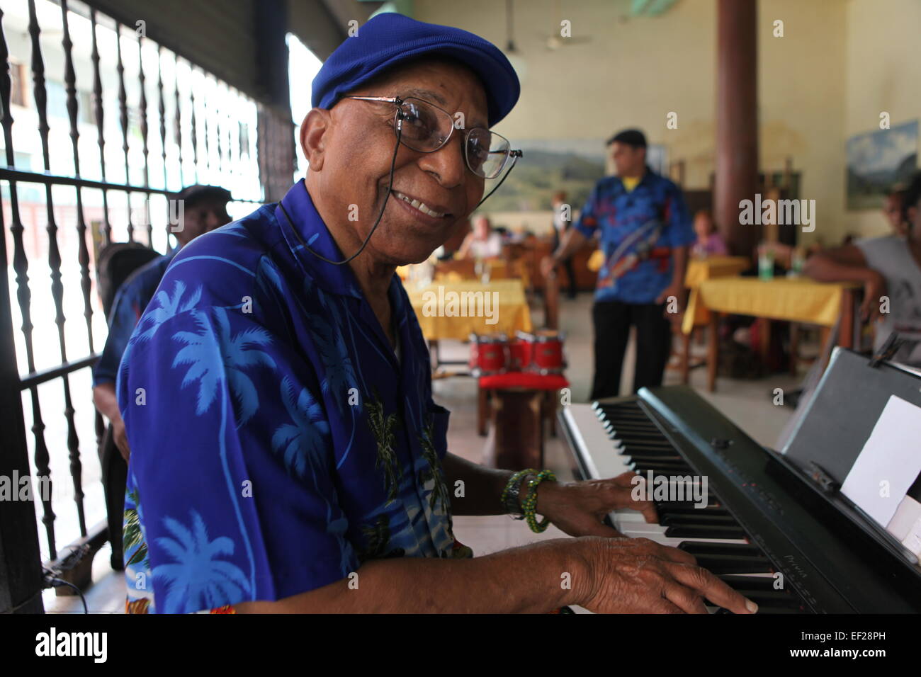 Cuban pianist Amaranto Fernandez playing in a bar in Old Havana, Cuba Stock Photo