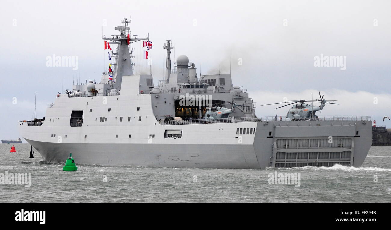 AJAXNETPHOTO. 16TH JANUARY, 2015. PORTSMOUTH, ENGLAN. - CHINA NAVY VISIT ENDS - PROC AMPHIBIOUS TRANSPORT DOCK CHANG BAI SHAN (P989) DEPARTS AFTER COURTESY VISIT, EN ROUTE TO KIEL, GERMANY.   PHOTO:TONY HOLLAND/AJAX REF:DTH151601 2044 Stock Photo