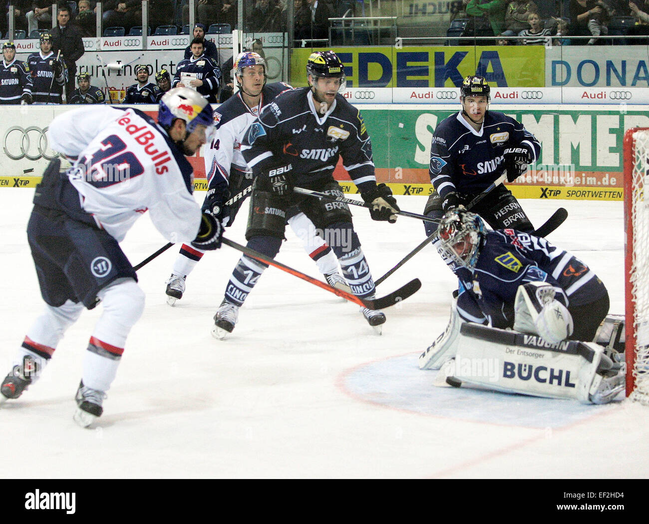 Ingolstadt, Bavaria, Germany. 25th Jan, 2015. from left in front Frandcois METHOT/CAN/Muenchen, 51goalkeeper Timo PIELMEIER/Ingolstadt, .German Hockey League, match day 42.ERC Ingolstadt vs Red Bull Muenchen, .Ingolstadt, Saturn Arena, January 25, 2015.the national champion Ingolstadt receives the team with the highest budget, sponsored by an Austrian drink enterprise. © Wolfgang Fehrmann/Wolfgang Fehrmann/ZUMA Wire/Alamy Live News Stock Photo