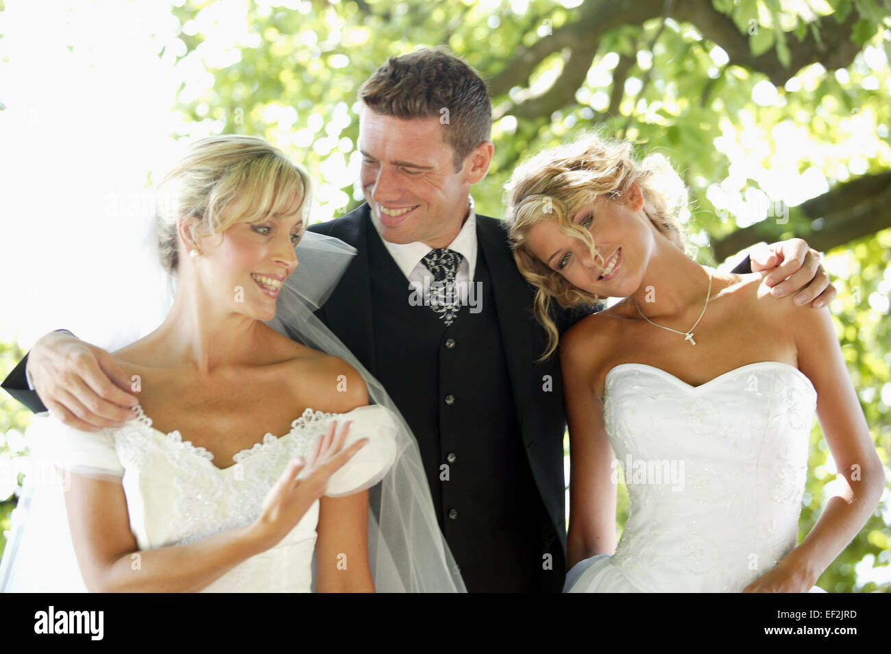 Mann, zwei Frauen, Braut, Braeute, Bigamie, Aussen, Sommer, Hochzeit Stock Photo 78119985 Alamy