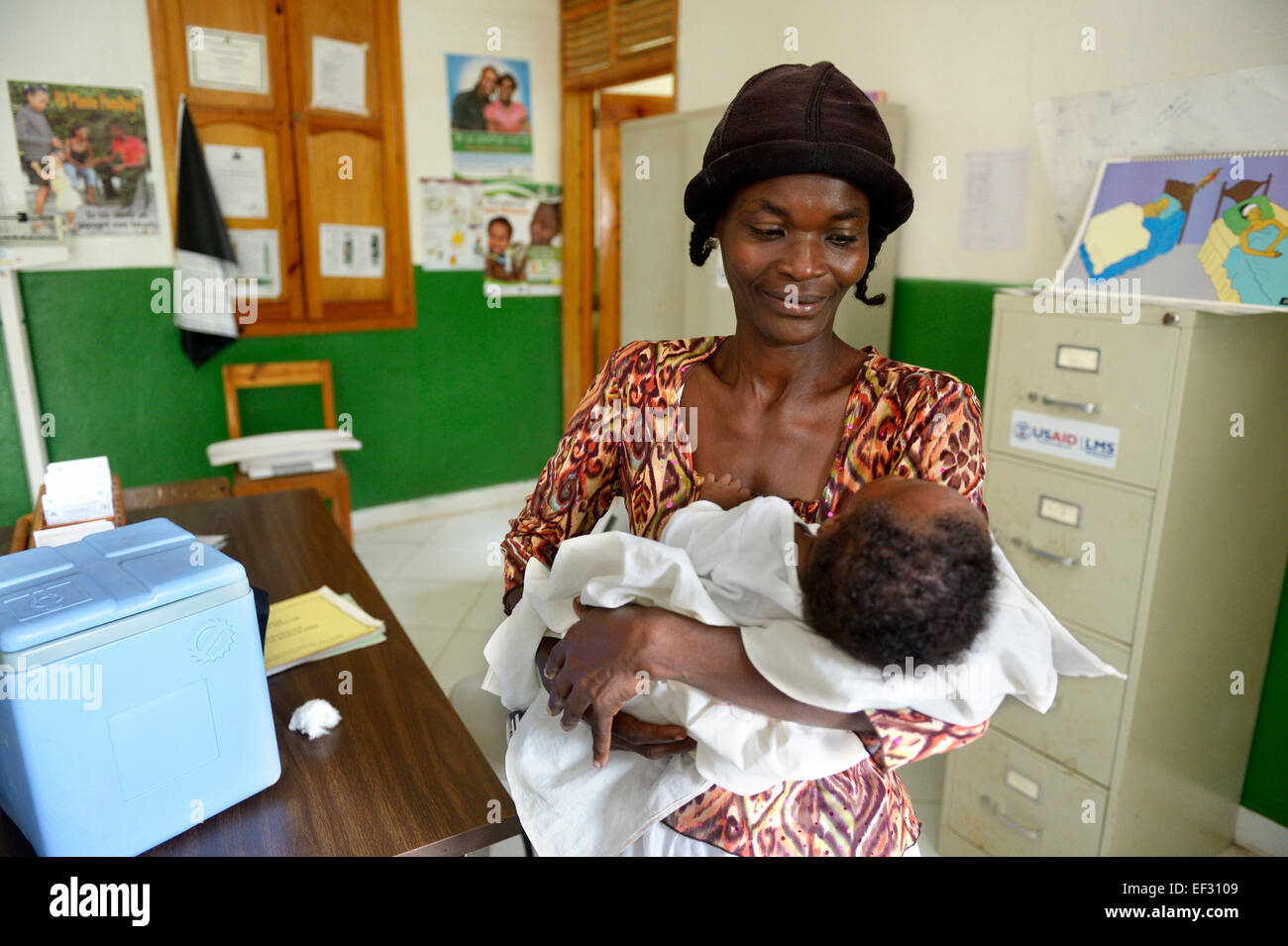 Mother holding her newborn child, health care centre of Brésilienne, Bainet, Sud-Est Department, Haiti Stock Photo