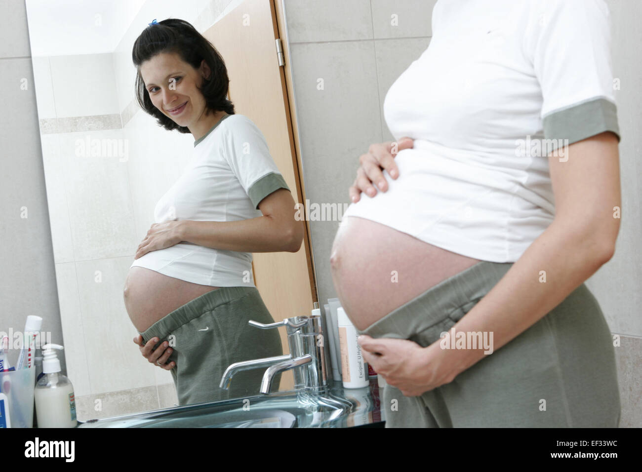 Frau Schwanger Schwangere Schwangerschaft Bauch Spiegel Stock