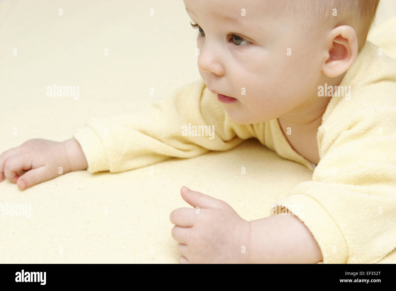 Kleinkind Liegen Bauch Liegend Krabbeln Kind Baby Maedchen