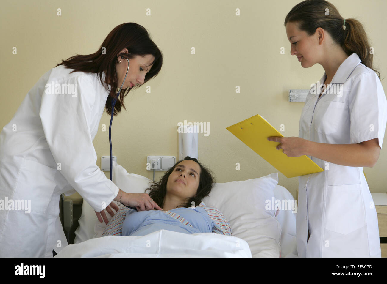 Frau Frauen Schwanger Arzt Aerztin 20 30 30 40 Jahre Stock