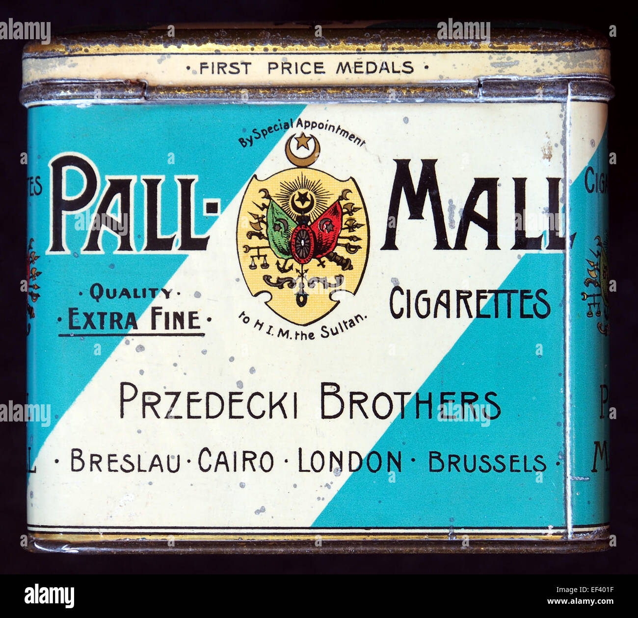 Pall-Mall blauw and white cigarettes tin, black Stock Photo