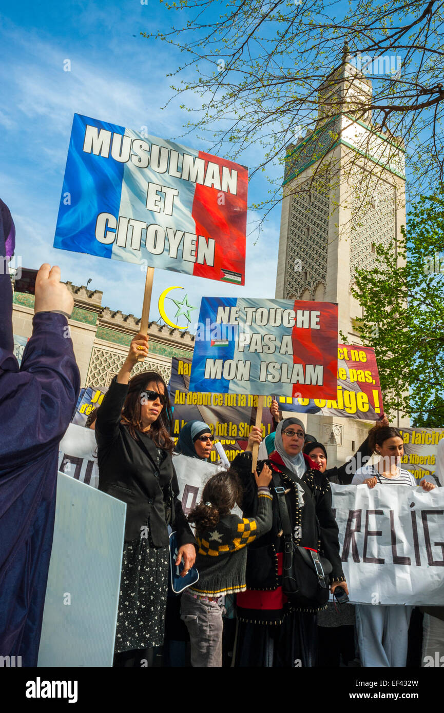 Paris, France, French Arab Muslims Demonstrating against discrimination Islamophobia, Racism, Veiled Muslim Women in traditional Dress Hijab, with Protest Signs and Banners, at Grande Mosque, Protests, woman in hajib, public protests Stock Photo