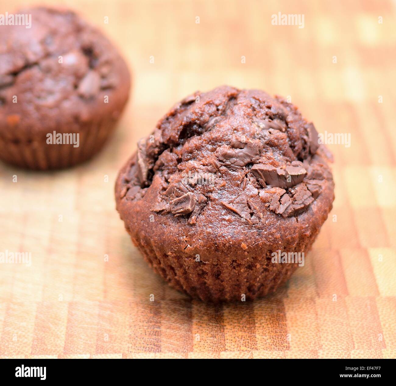 Chocolate muffins on a wooden plate. Closeup shot Stock Photo - Alamy