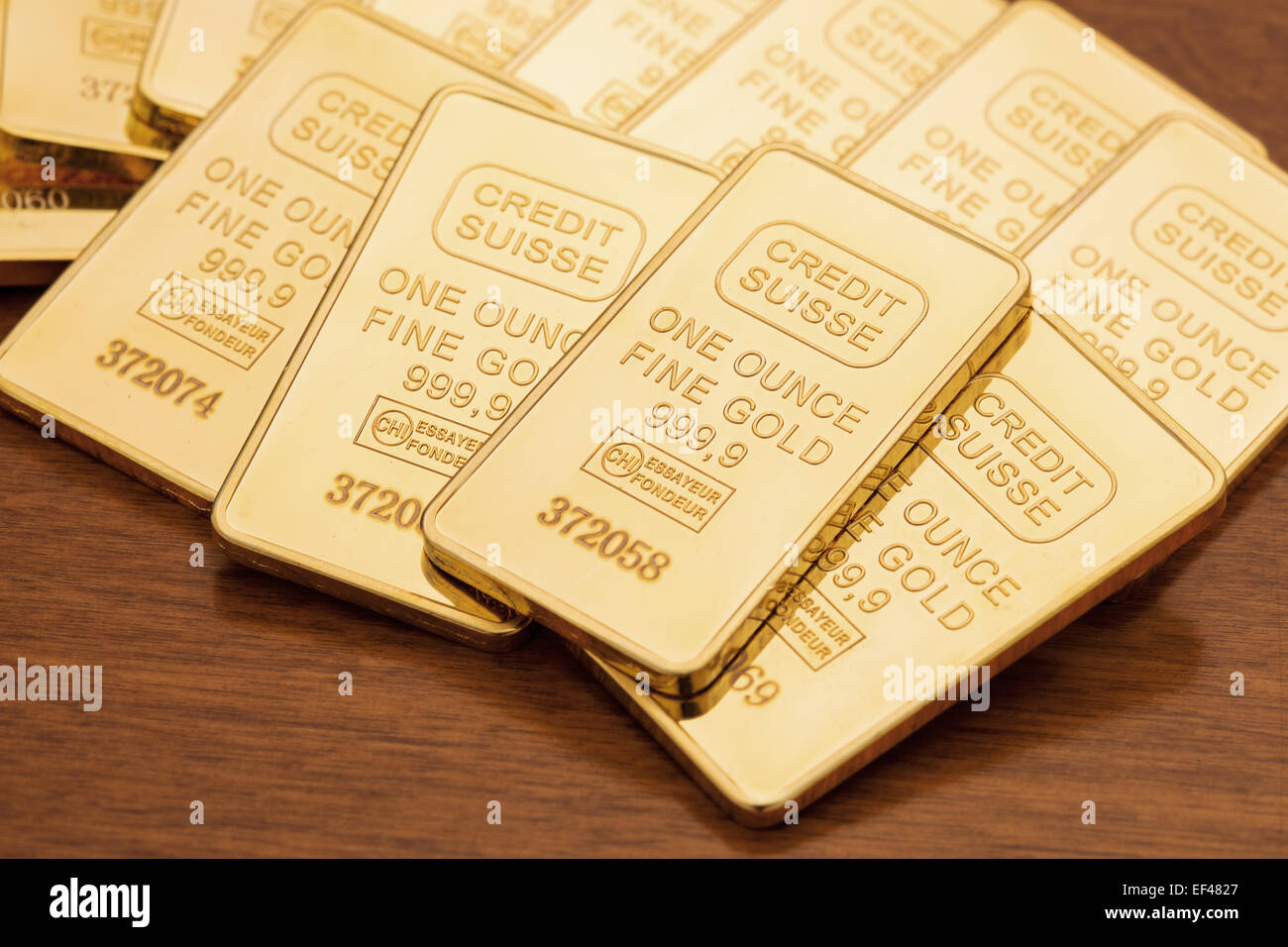 One Ounce One ounce gold bars on dark wood surface Stock Photo - Alamy